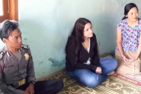 Wanita Italia ini menabung selama 2 tahun untuk menikah dengan penduduk desa Indonesia yang dikenal online